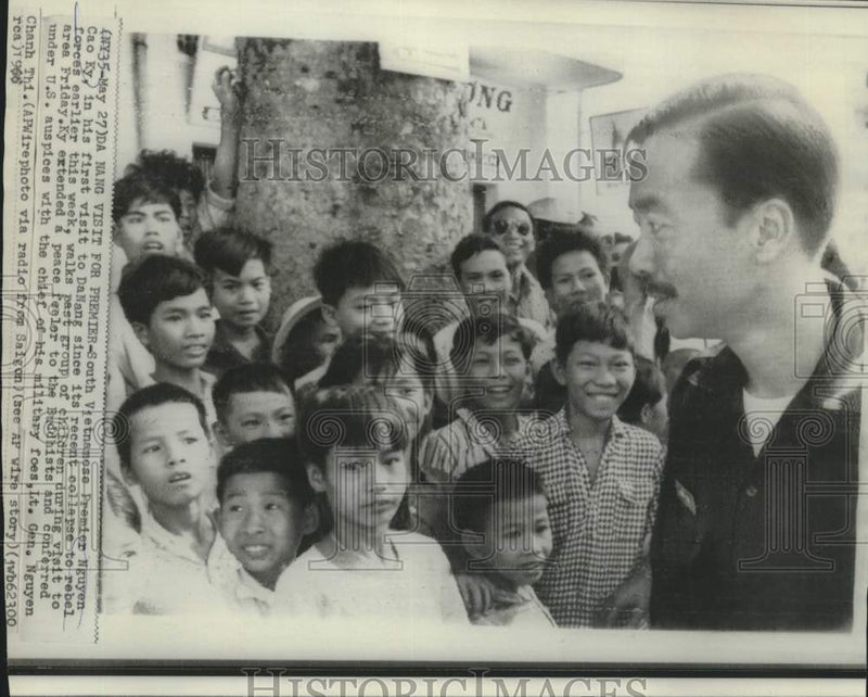 Load image into Gallery viewer, 1966 Press Photo South Vietnam's Premier Nguyen Cao Ky with children in Da Nang
