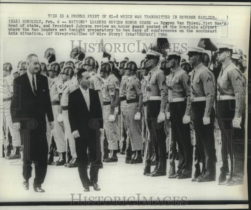 Load image into Gallery viewer, 1966 Press Photo Vietnam's Nguyen Van Thieu and President Johnson in Honolulu.
