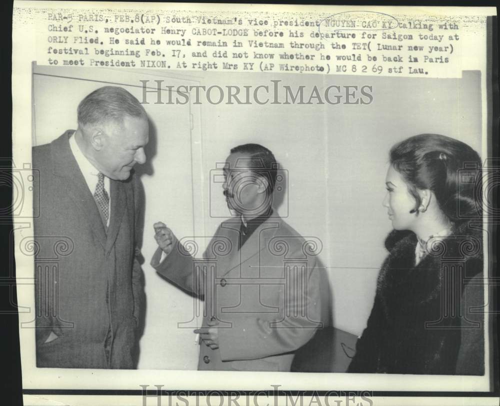 1969 Press Photo South Vietnam's Ky chats with Henry Cabot Lodge as wife watches