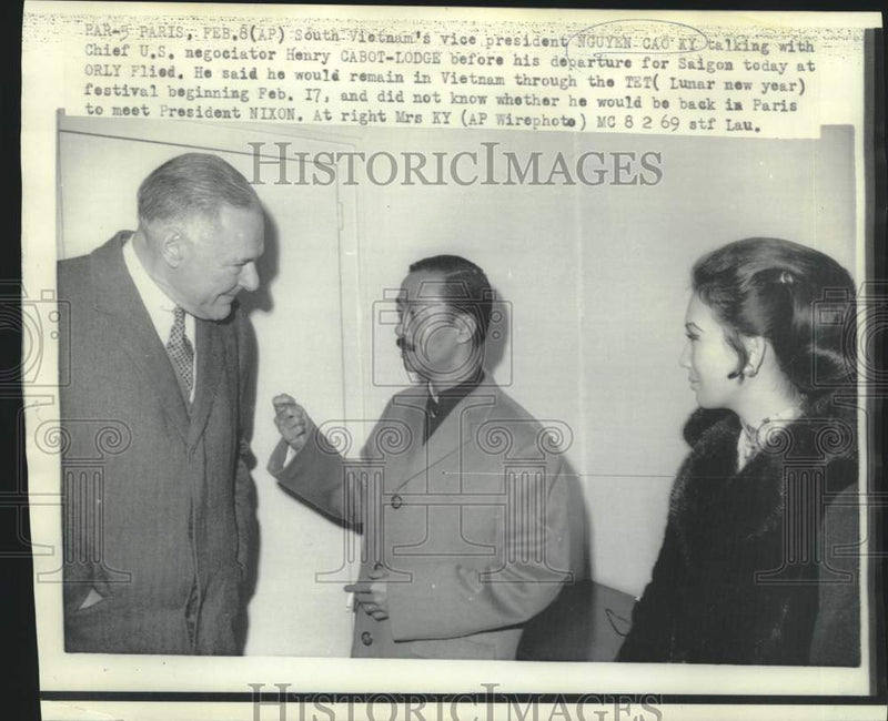 Load image into Gallery viewer, 1969 Press Photo South Vietnam's Ky chats with Henry Cabot Lodge as wife watches

