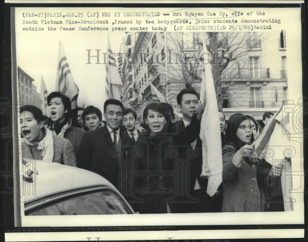 1969 Press Photo Mrs. Ky, bodyguards and students in Paris demonstration.