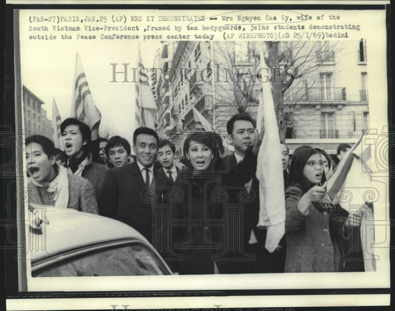 Load image into Gallery viewer, 1969 Press Photo Mrs. Ky, bodyguards and students in Paris demonstration.
