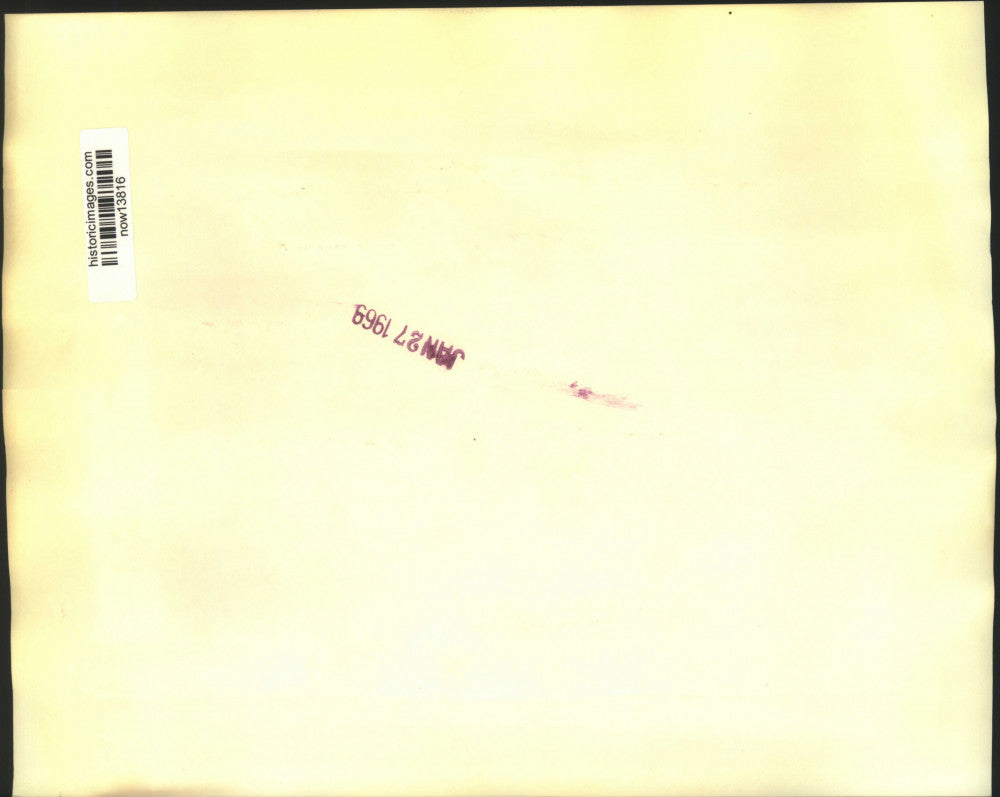 1969 Press Photo Mrs. Ky, bodyguards and students in Paris demonstration.