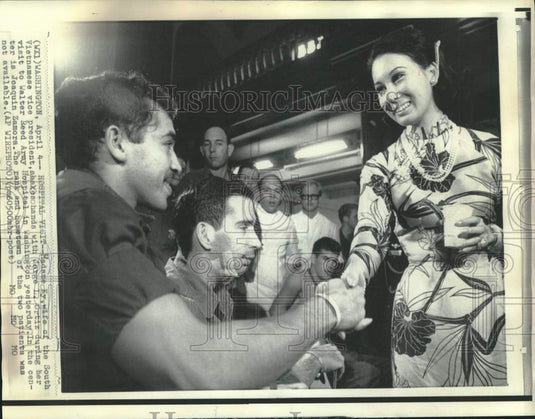 1969 Press Photo Madam Ky visits patients of Walter Reed Army Hospital