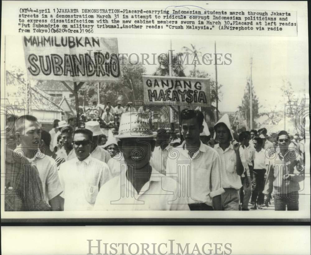 1966 Press Photo Placard-carrying students demonstrate streets of Jakarta