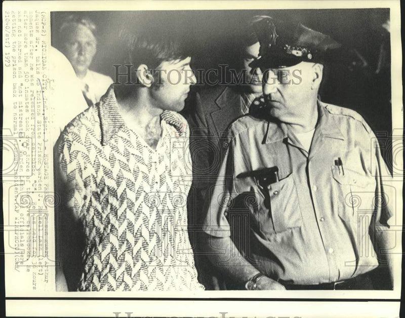 Load image into Gallery viewer, 1973 Press Photo Released Indiana Prison guard Arthur Jaquez, Sr. with warden
