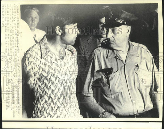 1973 Press Photo Released Indiana Prison guard Arthur Jaquez, Sr. with warden