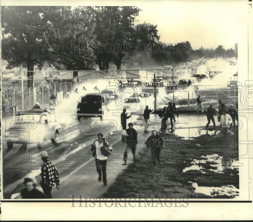 1973 Press Photo Indianapolis Motor Speedway fans on foot, bicycles and cars