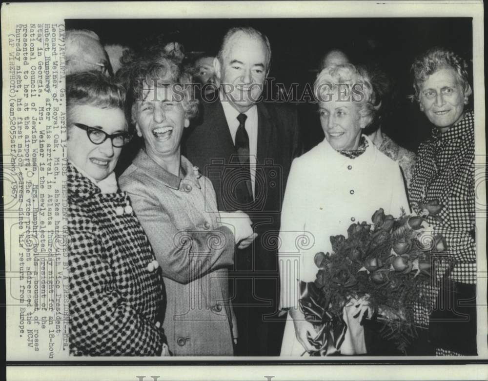 1967 Press Photo Vice President and Mrs. Humphrey greeted in Atlanta