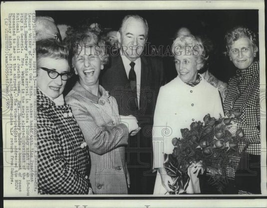 1967 Press Photo Vice President and Mrs. Humphrey greeted in Atlanta