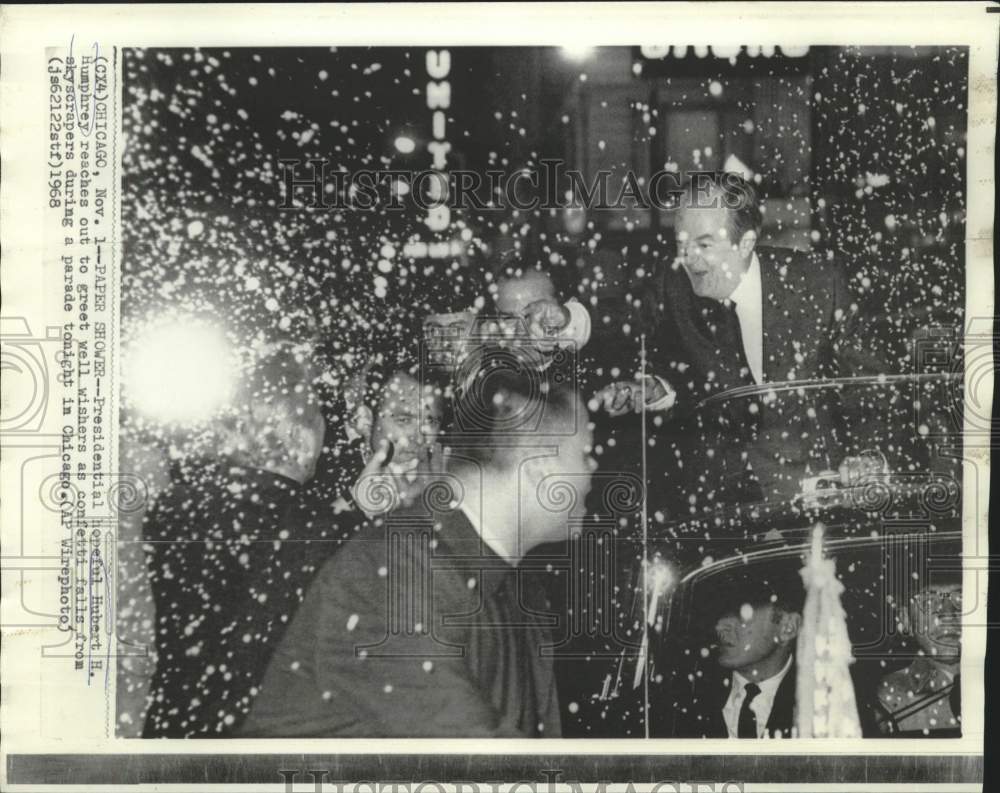 1968 Press Photo Presidential hopeful Humphrey greets supporters under confetti