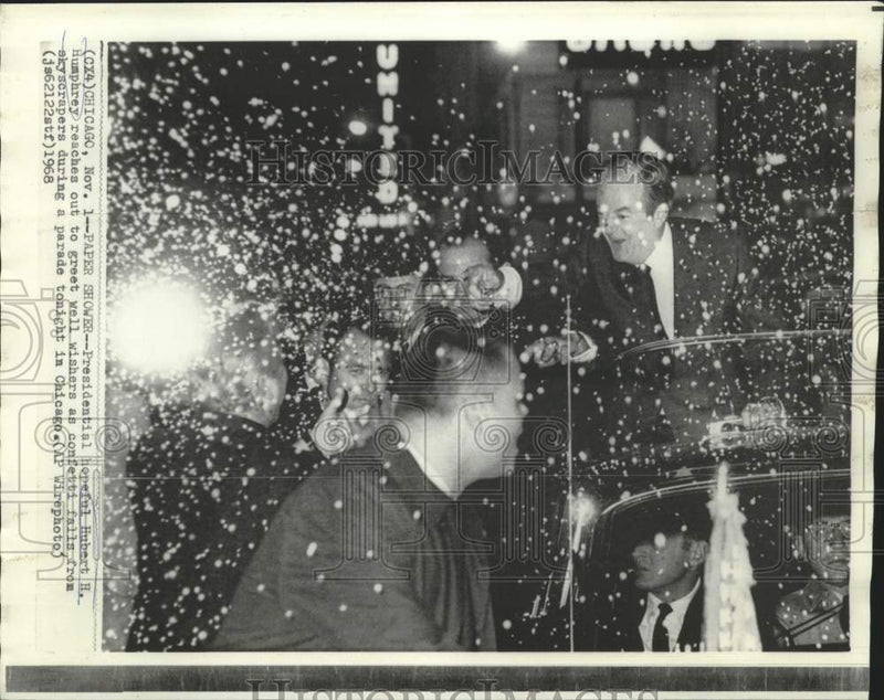 Load image into Gallery viewer, 1968 Press Photo Presidential hopeful Humphrey greets supporters under confetti
