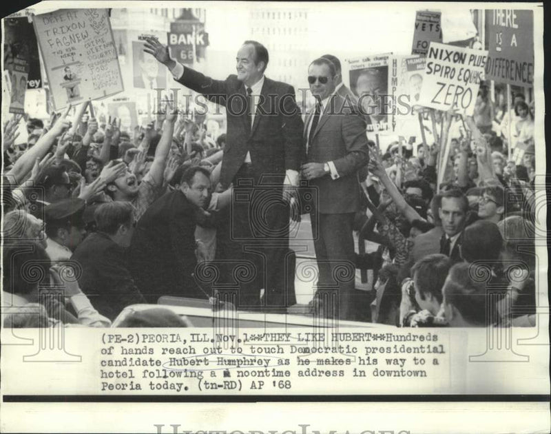 Load image into Gallery viewer, 1968 Press Photo Democratic presidential candidate Humphrey greeted in Peoria
