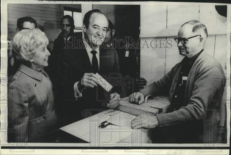 Load image into Gallery viewer, 1968 Press Photo Vice President Humphrey cast his ballot as wife and Bodin watch

