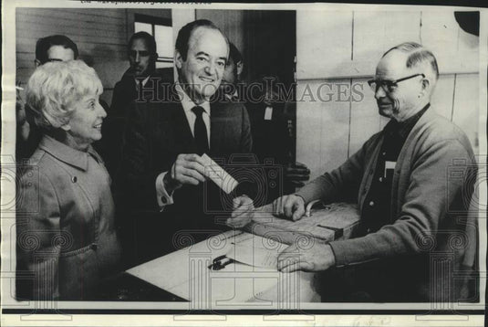 1968 Press Photo Vice President Humphrey cast his ballot as wife and Bodin watch