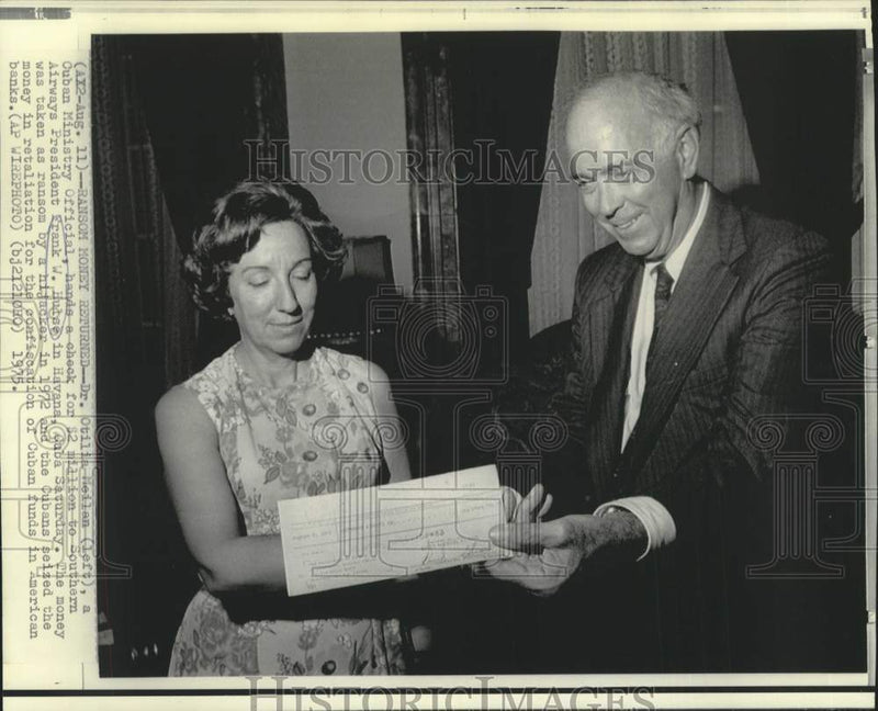 Load image into Gallery viewer, 1975 Press Photo Dr. Otilia Meilan returns ransom money to Frank Hudse
