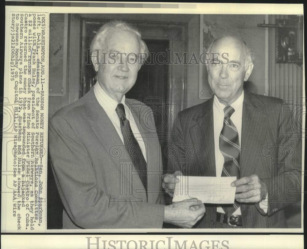 1975 Press Photo Senator Sparkman and Frank Hulse hold $2 million ransom check