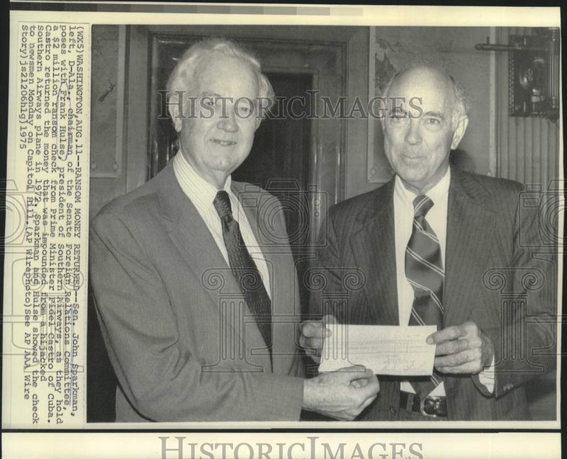 Load image into Gallery viewer, 1975 Press Photo Senator Sparkman and Frank Hulse hold $2 million ransom check
