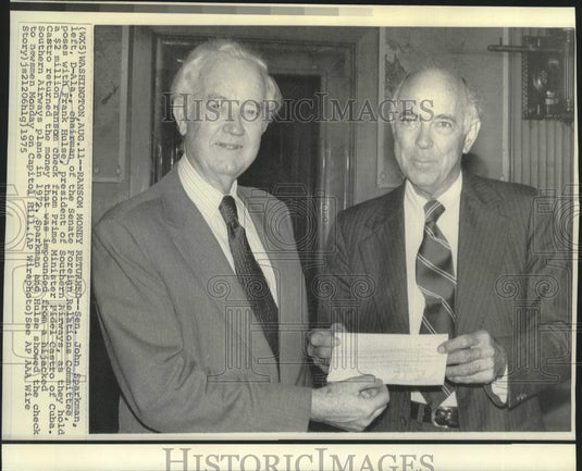 1975 Press Photo Senator Sparkman and Frank Hulse hold $2 million ransom check