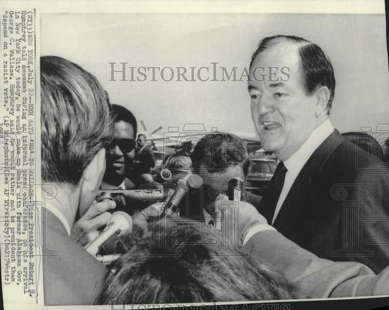 Load image into Gallery viewer, 1968 Press Photo Vice President Humphrey with newsmen in New York City
