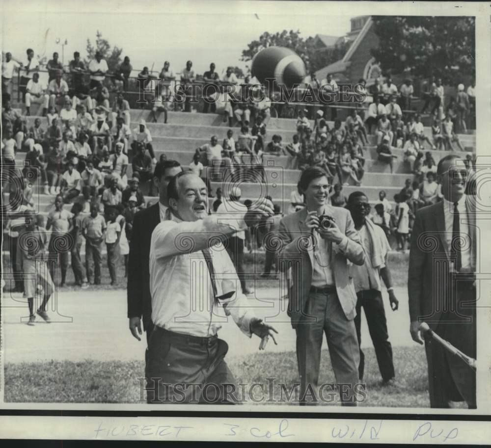 1968 Press Photo Democratic presidential nominee Hubert Humphrey throws football