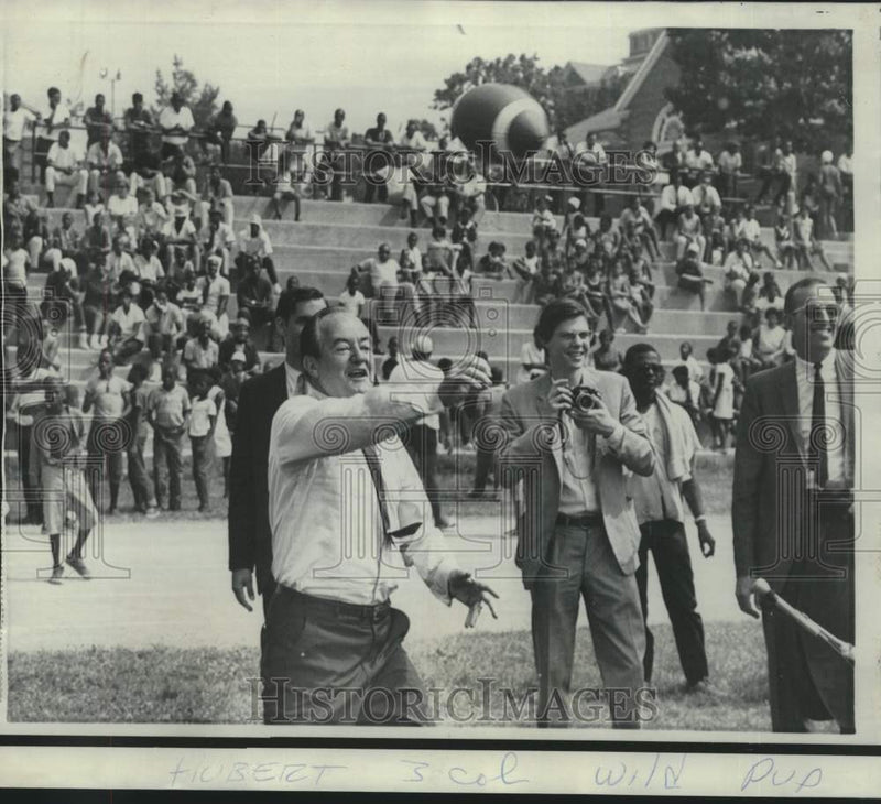 Load image into Gallery viewer, 1968 Press Photo Democratic presidential nominee Hubert Humphrey throws football
