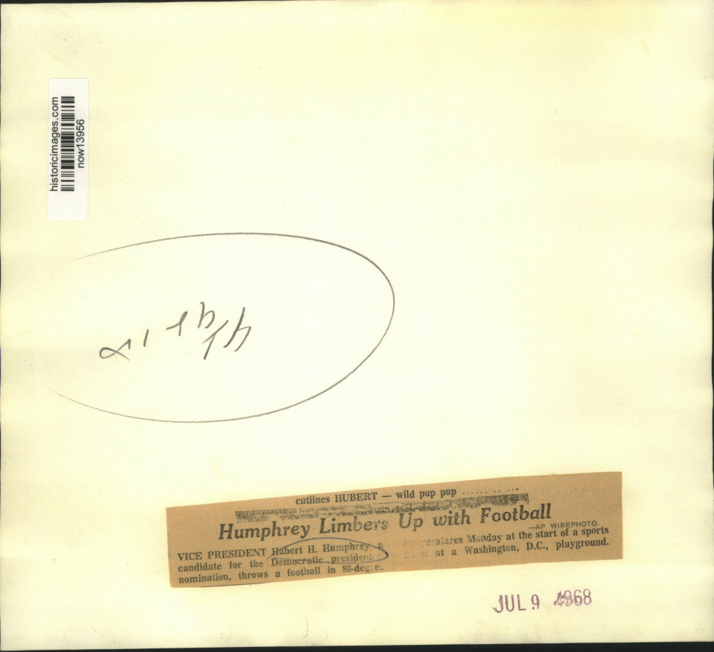 1968 Press Photo Democratic presidential nominee Hubert Humphrey throws football