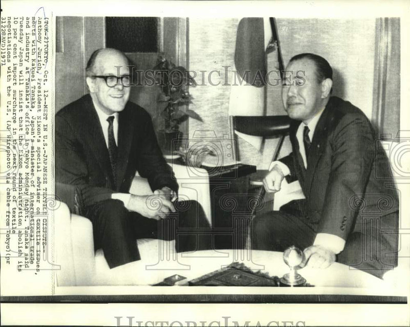 Load image into Gallery viewer, 1971 Press Photo Anthony Jurich and Japan's Kakuei Tanaka meet in Tokyo.
