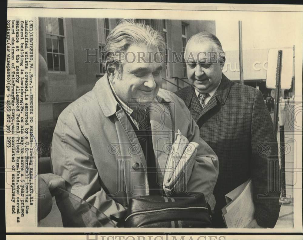 1973 Press Photo Irving Kahn escorted by US Marshal to Allenwood Federal Prison.