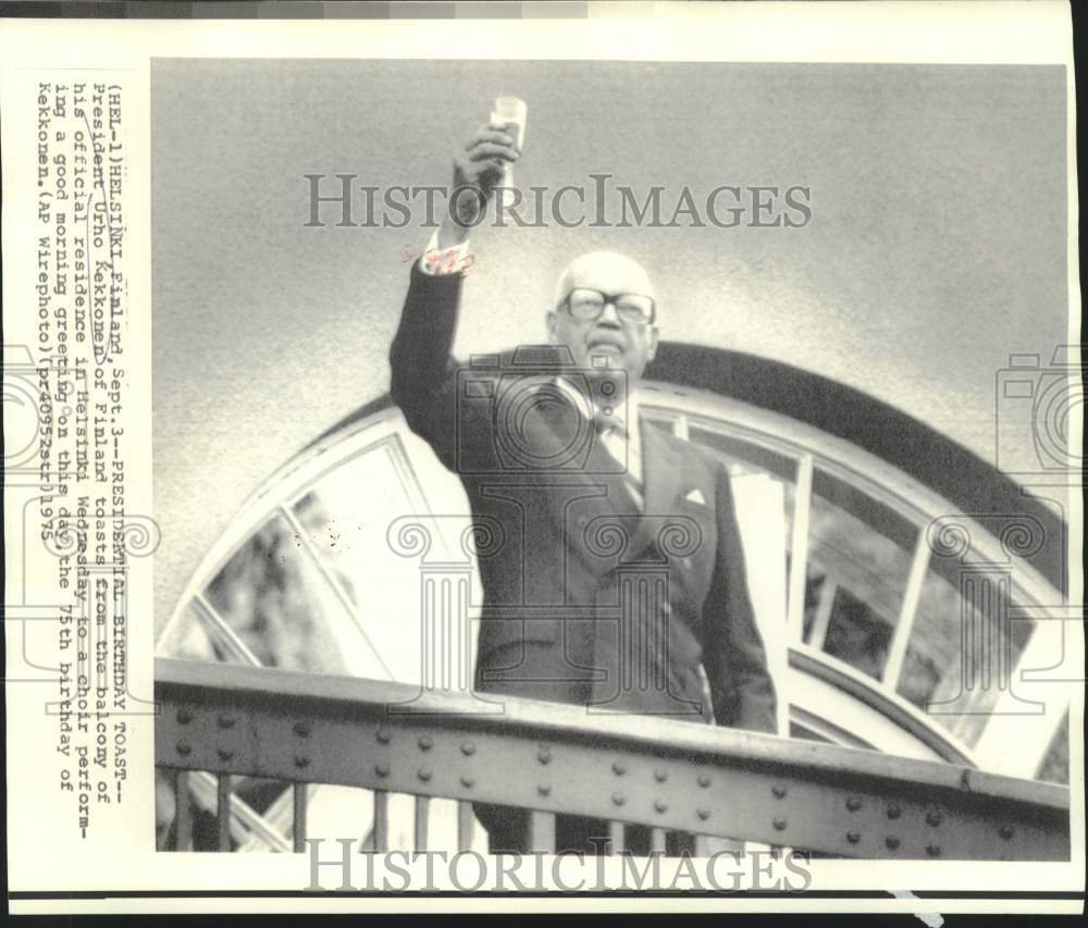 1975 Press Photo Finland&#39;s President Kekkonen toasts choir in Helsinki