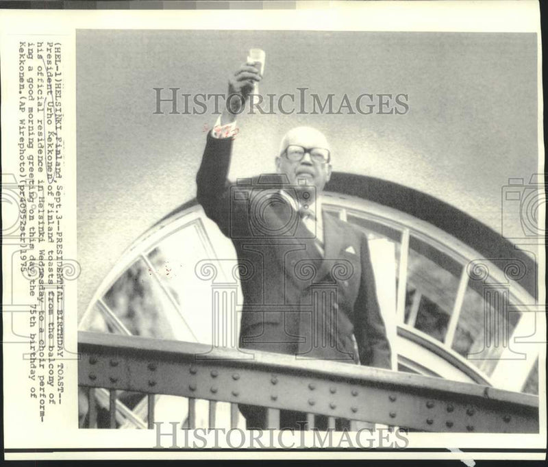 Load image into Gallery viewer, 1975 Press Photo Finland's President Kekkonen toasts choir in Helsinki
