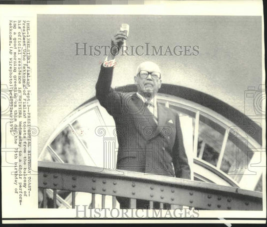 1975 Press Photo Finland's President Kekkonen toasts choir in Helsinki