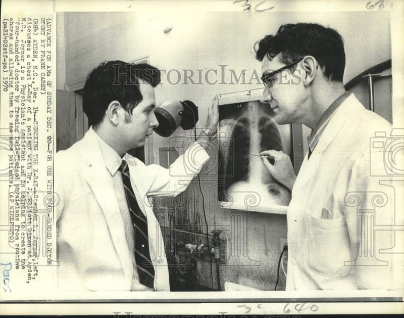 Load image into Gallery viewer, 1970 Press Photo Stephen Joyner and Dr. Elliott Dixon discuss chest x-ray in NC
