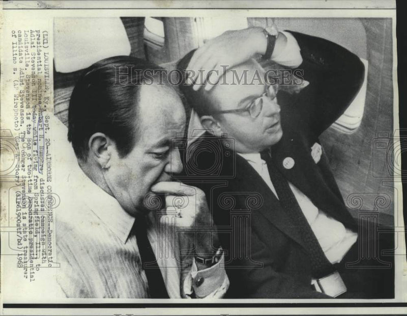 Load image into Gallery viewer, 1968 Press Photo Vice President Humphrey and Adlai Stevenson III discuss campain
