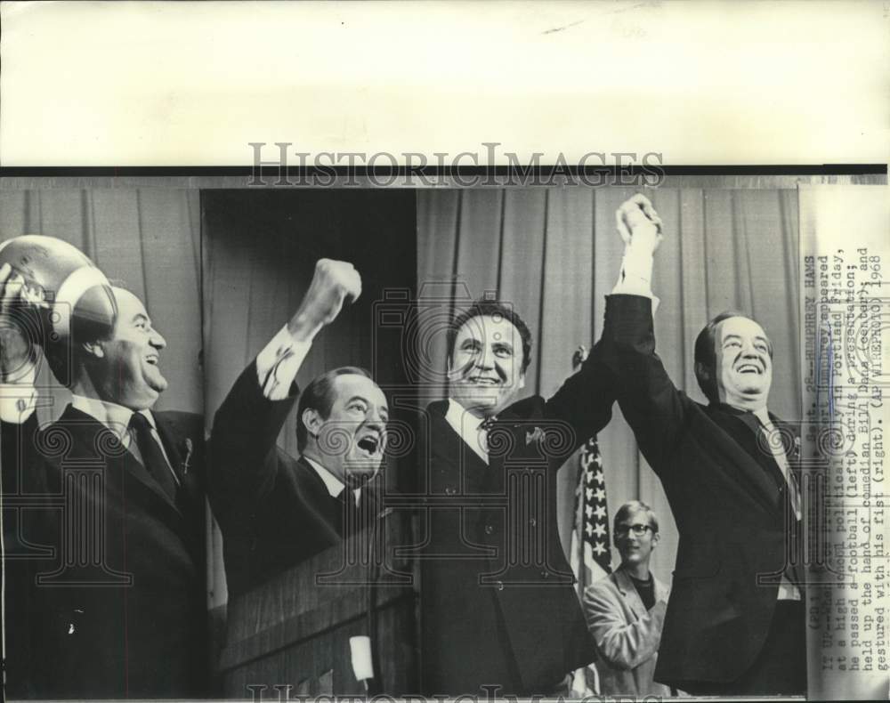 1968 Press Photo Vice President Humphrey &quot;hams it up&quot; at Portland rally