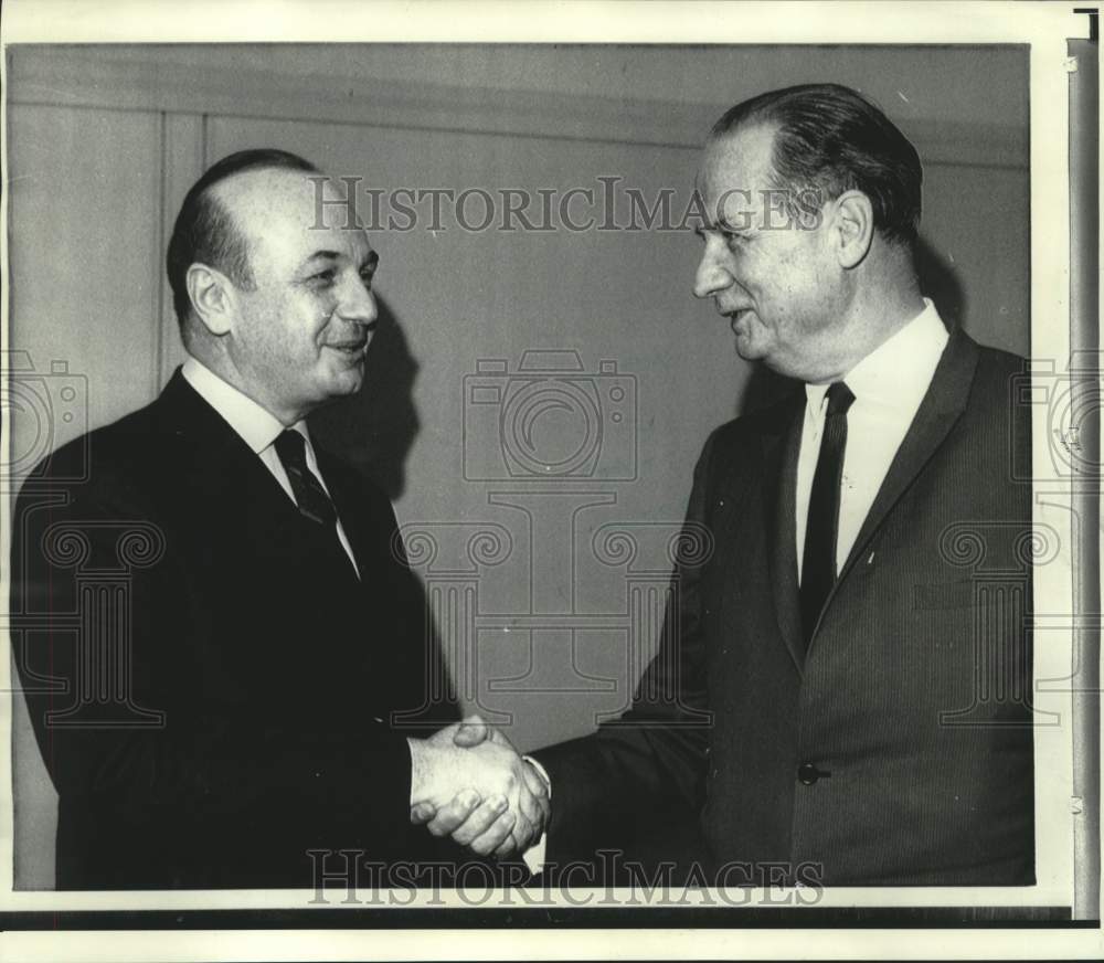1970 Press Photo Gunnar Jarring and Yosef Tekoah shake hands at United Nations.
