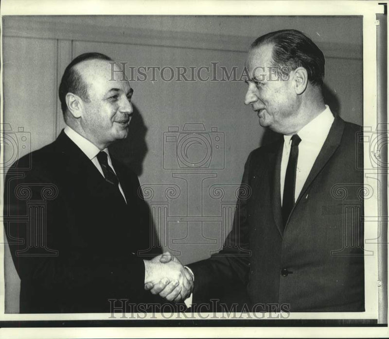 Load image into Gallery viewer, 1970 Press Photo Gunnar Jarring and Yosef Tekoah shake hands at United Nations.
