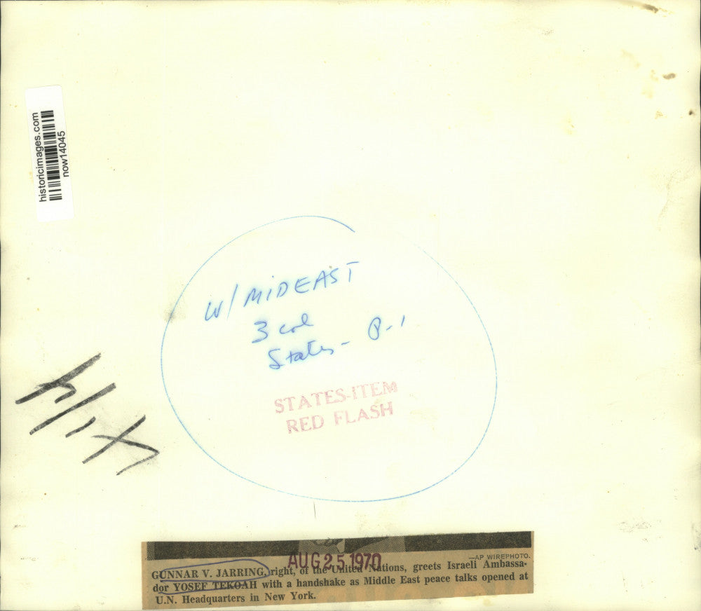 1970 Press Photo Gunnar Jarring and Yosef Tekoah shake hands at United Nations.