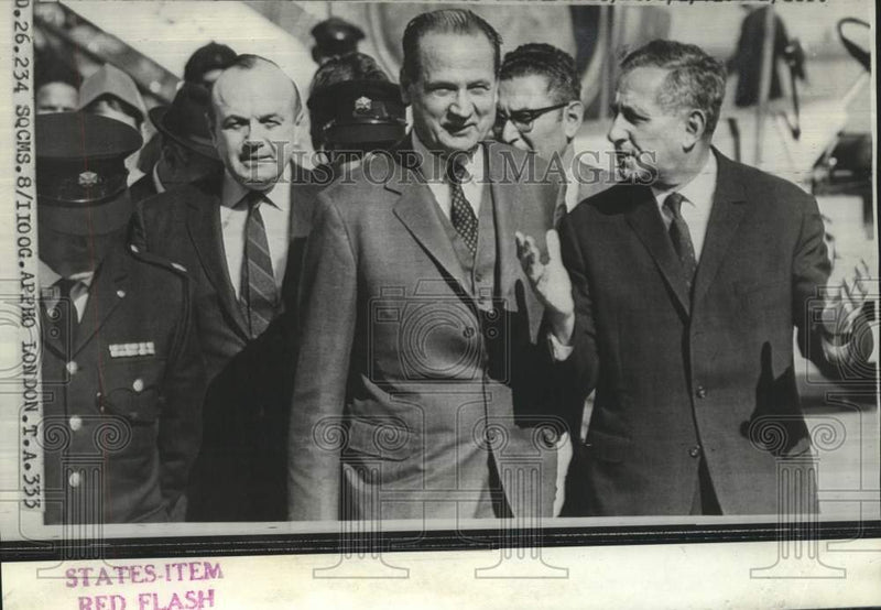 Load image into Gallery viewer, 1971 Press Photo Peace negotiator Gunnar Jarring and Gideon Rafael in Tel Aviv
