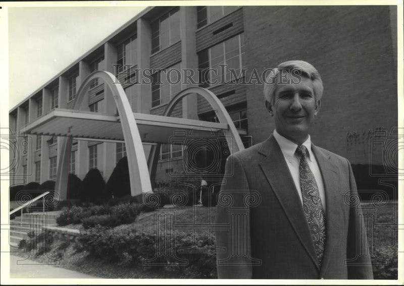 Load image into Gallery viewer, 1991 Press Photo Xavier University's Dean of Enrollment Jan Jantzen in Ohio.
