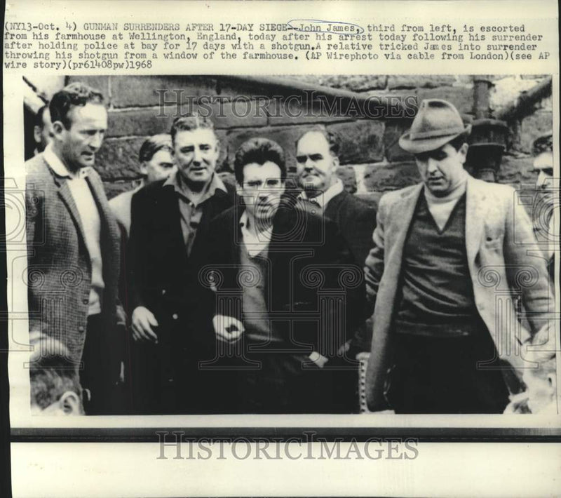 Load image into Gallery viewer, 1968 Press Photo John James arrested after 17-day siege in Wellington, England
