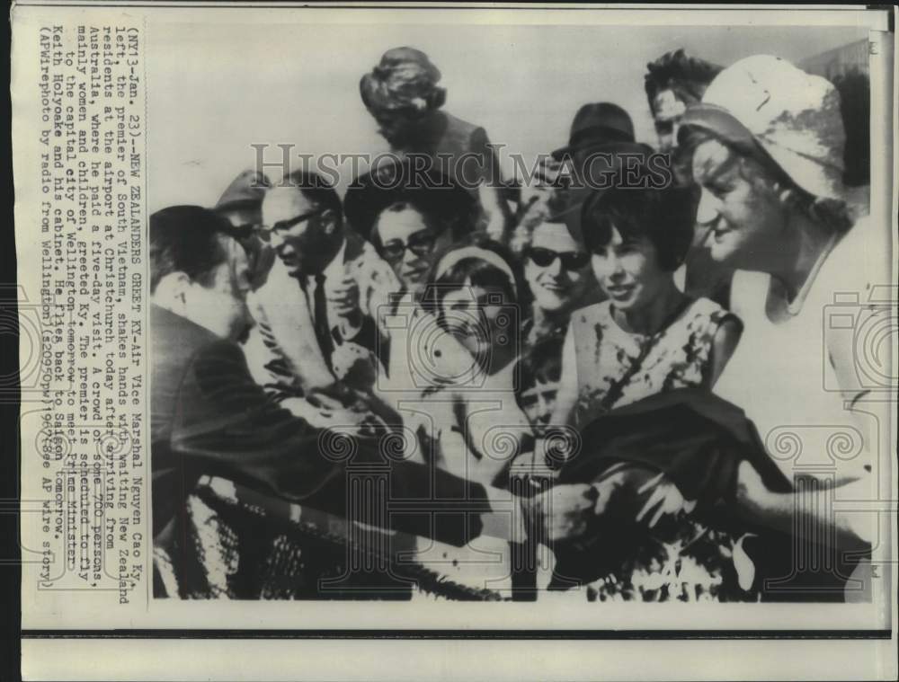 1967 Press Photo South Vietnam&#39;s Ky greeted in Christchurch, New Zealand