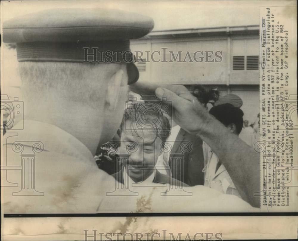 1967 Press Photo Premier Nguyen Cao Ky pins medal on B52 pilot in Guam