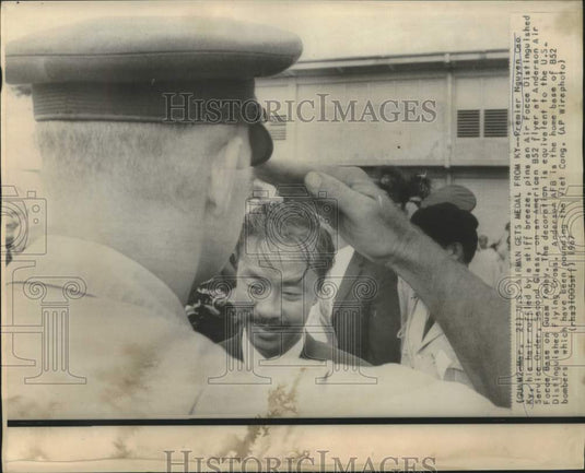1967 Press Photo Premier Nguyen Cao Ky pins medal on B52 pilot in Guam