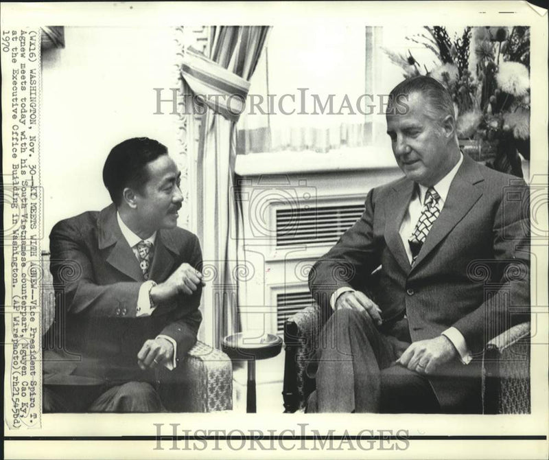Load image into Gallery viewer, 1970 Press Photo Vice Presidents Agnew and Nguyen Cao Ky at White House
