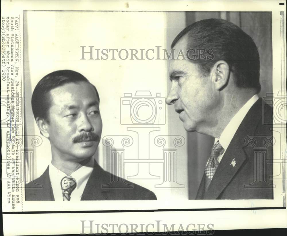 1970 Press Photo President Nixon and Nguyen Cao Ky talk at White House