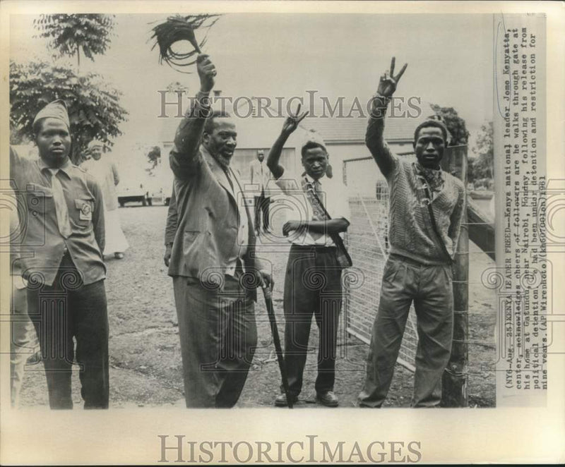 Load image into Gallery viewer, 1961 Press Photo Kenya national leader Kenyatta acknowledges followers' cheers.

