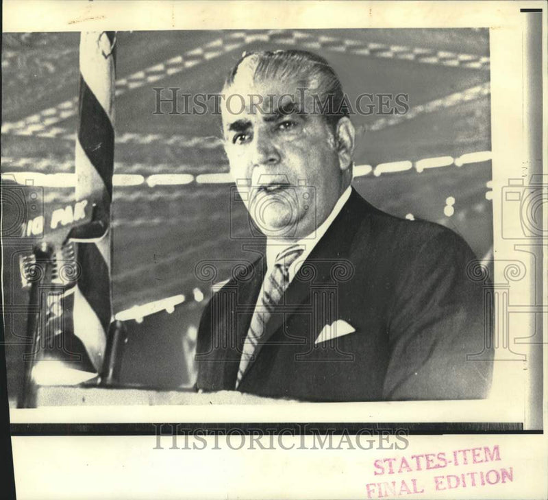Load image into Gallery viewer, 1971 Press Photo Pakistan's President Agha Mohammed Yahya Khan on broadcast
