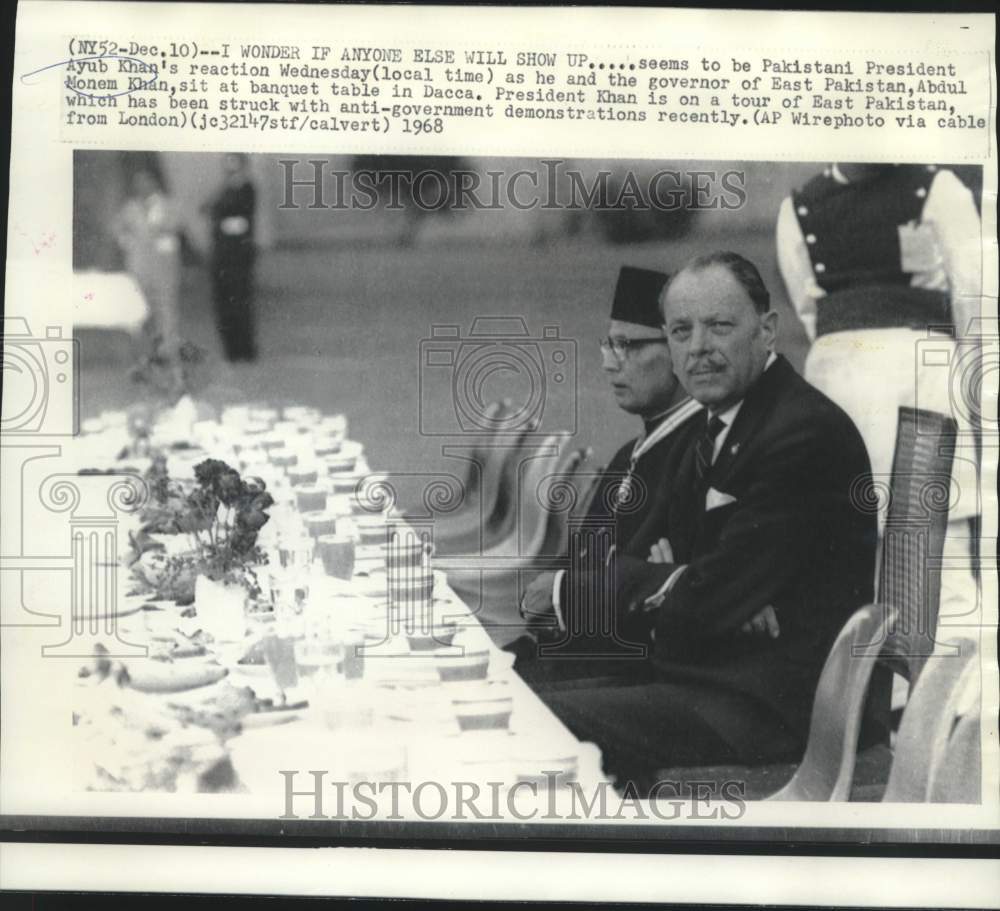 1968 Press Photo Pakistan&#39;s Ayub Khan and Abdul Monem Khan at banquet table.