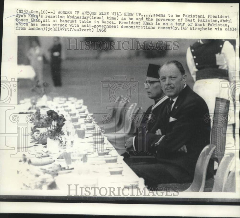 Load image into Gallery viewer, 1968 Press Photo Pakistan's Ayub Khan and Abdul Monem Khan at banquet table.
